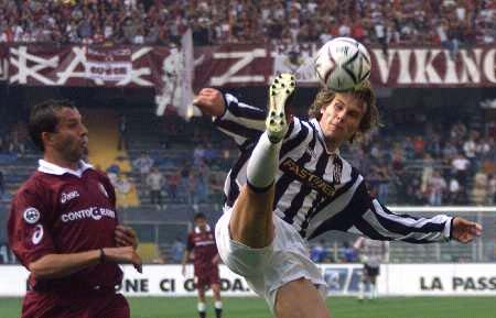 新鹏城推出与深圳本土潮流品牌COSTS联名限定球衣，售价799元（新鹏城携手深圳潮牌COSTS发布联名限量球衣，定价799元）