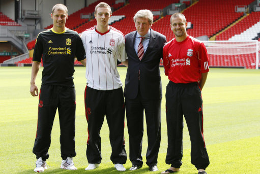 维拉力克曼城阿森纳，曼联利物浦你方唱罢我登场，或酝酿一场换帅抢亲交锋闹剧！（阿斯顿维拉连斩曼城与阿森纳，曼联利物浦轮番登场，换帅抢人大战一触即发？）