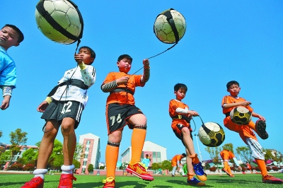 TA：曼城明夏可能签右后卫和右边锋，他们仍在关注利夫拉门托（TA：曼城或在明夏引进右后卫和右边锋，利夫拉门托仍在考察名单）