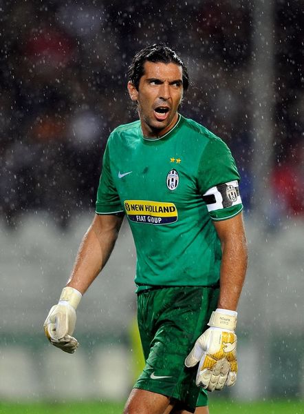 共和报：米兰正考虑冬窗签回41岁的蒂亚戈-席尔瓦（共和报：米兰有意在冬窗迎回41岁蒂亚戈-席尔瓦）