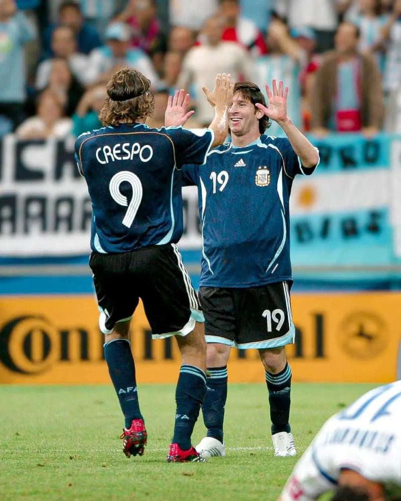 记者：汶马探赛后与海港助教约翰交换队服，两人曾在横滨合作（记者：赛后汶马探与海港助教约翰互换球衣，二人曾在横滨共事）