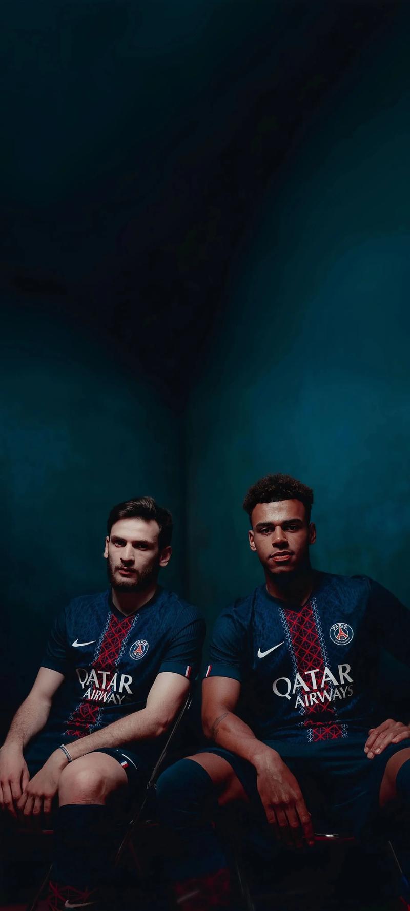 重庆两江新区十联屏打出多个宣传语，庆祝重庆铜梁龙冲超成功（重庆两江新区十联屏轮播多条祝贺语，庆贺重庆铜梁龙成功冲超）