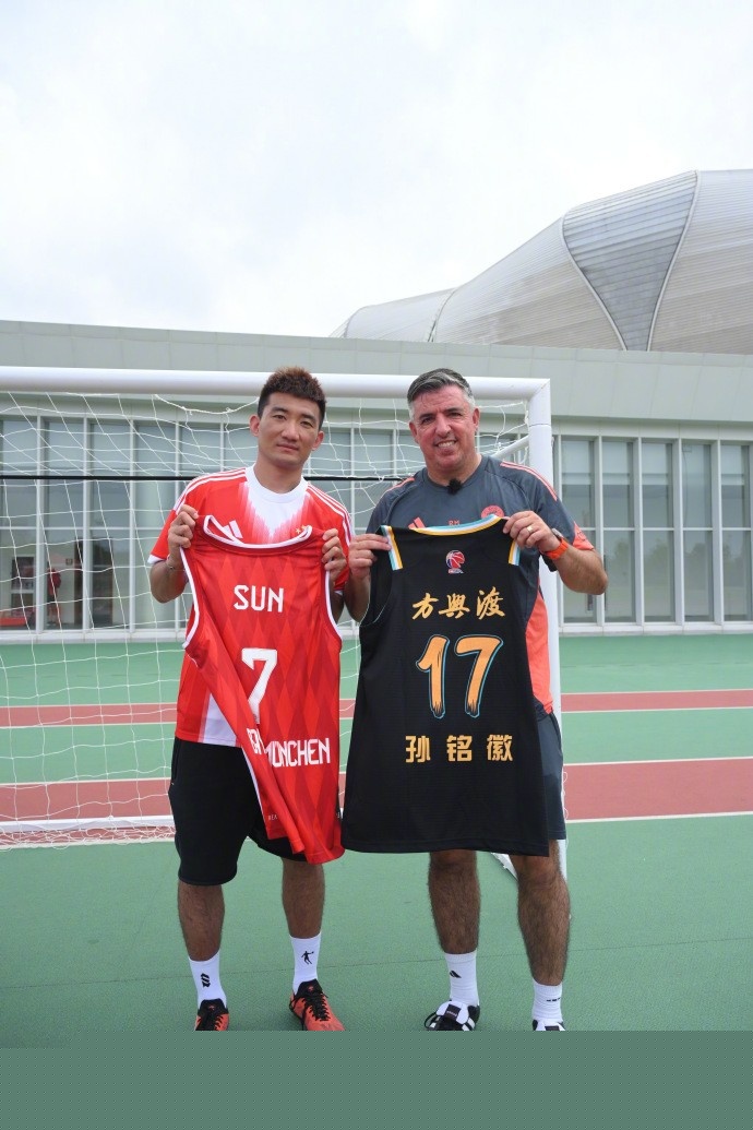 上赛季场均20分9.6板！媒体人：江苏签下前江西外援罗伯特（媒体曝江苏签下前江西外援罗伯特：上季场均20分9.6篮板）