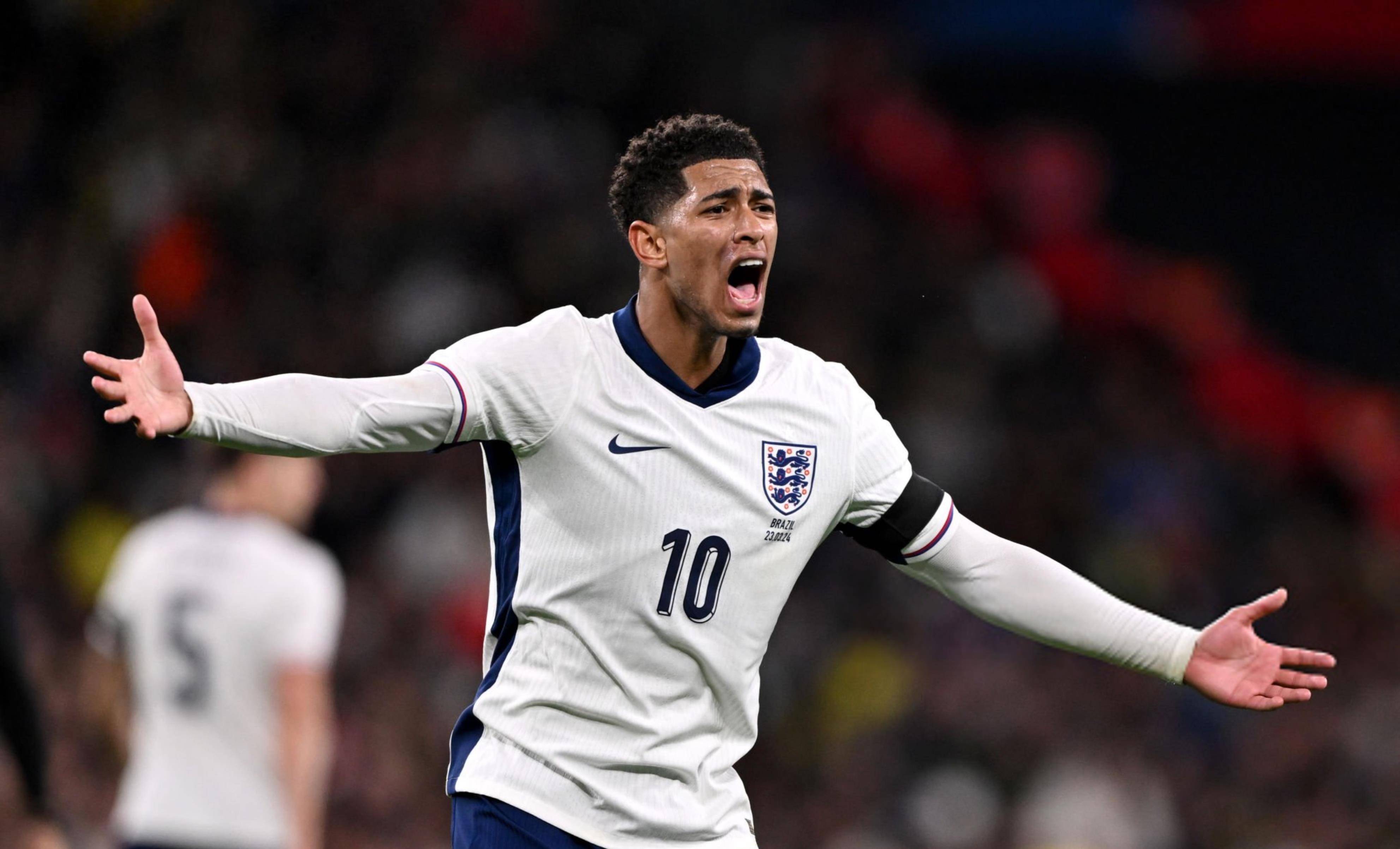 梅西48冠后仍渴望胜利，法尔孔盛赞其竞争心态影响全队（梅西48冠仍未止步，法尔孔赞其竞争精神激发全队）